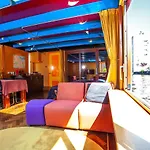 Botel Dreamtime Houseboat *