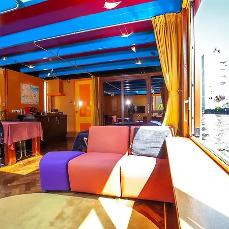 Botel Dreamtime Houseboat *
