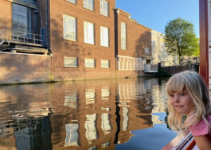 Dreamtime Houseboat Botel Amsterdam