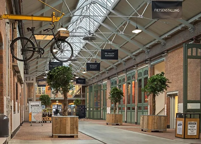 Dreamtime Houseboat Botel