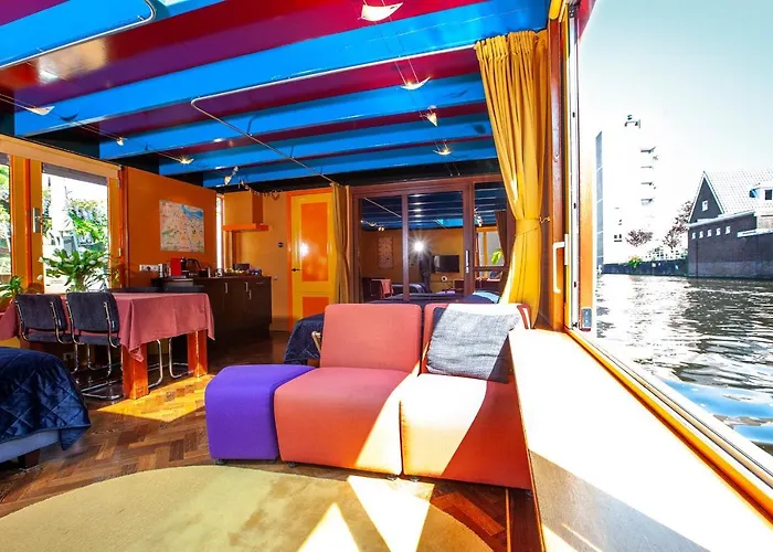 Botel Dreamtime Houseboat *