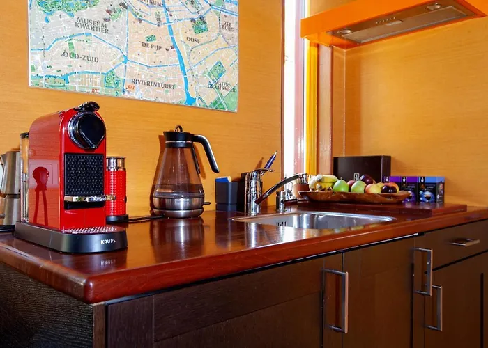 Dreamtime Houseboat Botel Amsterdam