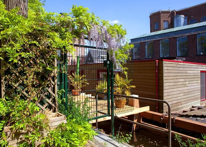 Dreamtime Houseboat Botel Amsterdam